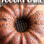 刚刚烤applesauce-yogurt蛋糕。