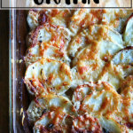 开销的土豆奶油烤菜在一个9 x13-inch烤盘。