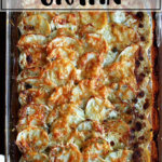 开销的土豆奶油烤菜在一个9 x13-inch烤盘。