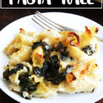 一盘烤盘意大利面与甘蓝奶油烤菜。