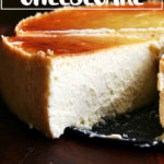 一片lemon-ricotta芝士蛋糕在盘子里。