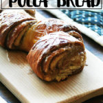 肉桂撕开面包板上。