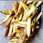 一堆脆,简单的炉烤鸡炸薯条。