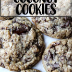 一个装满了巧克力椰奶饼干平底锅。