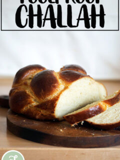 板刚烤出来的面包的香气。