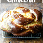 一块自制的白面包面包。