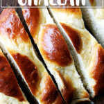 一块自制的白面包面包。