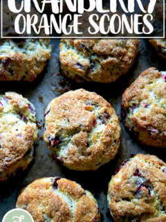 刚刚烤蔓越莓司康饼。