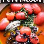 一个平底锅puttanesca酱。