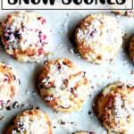 一盘新鲜出炉的蔓越莓司康饼。