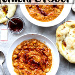 摩洛哥炖鹰嘴豆,又名Leblebi与面包和哈里撒在桌子上。