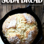 一个刚刚烤面包的爱尔兰苏打面包铸铁煎锅。