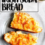 一盘烤爱尔兰苏打面包和果酱。