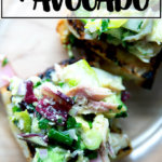 一个架空的烟熏鲑鱼和鳄梨沙拉在烤面包。