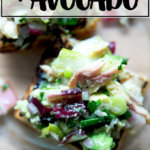 一个架空的烟熏鲑鱼和鳄梨沙拉在烤面包。