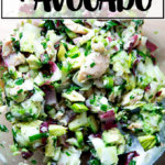 一碗烟熏鳟鱼和鳄梨沙拉。