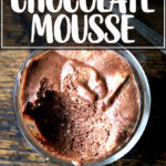 一碗素食巧克力慕斯aquafaba。