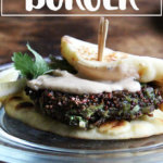 一盘蛋糕顶部设有一个脆奎奴亚藜,芝麻酱。