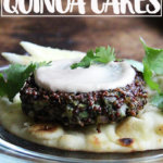 一盘蛋糕顶部设有一个脆奎奴亚藜,芝麻酱。