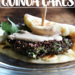 一盘蛋糕顶部设有一个脆奎奴亚藜,芝麻酱。