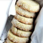 一盒充满香草豆紫貂饼干。