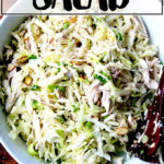 亚洲一碗鸡肉和卷心菜沙拉。