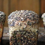 一块发芽小麦三明治面包。