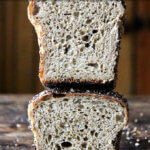 两条发芽小麦三明治面包。