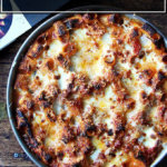 锅里充满了通心粉。