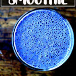 在一个玻璃Blueberry-almond奶昔。