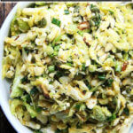 一碗卷心菜与Miso-Carrot卷心菜沙拉酱。