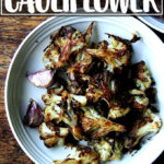 一碗烤大蒜花椰菜和帕尔玛。