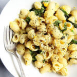 一碗玉米面食。