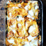 一锅烤茄子和唐莴苣的烤宽面条。