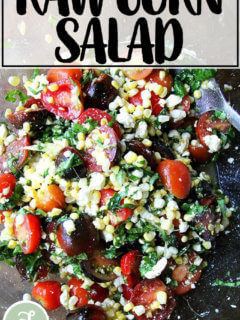 一碗生玉米沙拉。