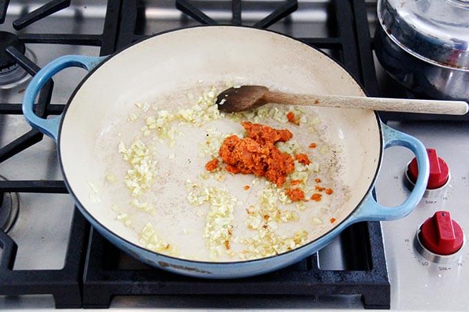 一个锅炒洋葱,大蒜,和哈里撒。