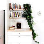 改造厨房的照片与开放的架子和屠夫块台面。