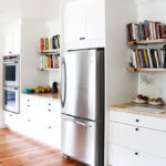 一个刚装修好的厨房里与开放的架子上。