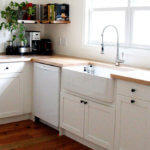 布兰科水槽和水龙头的照片。