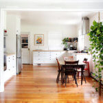 刚装修的厨房的照片。