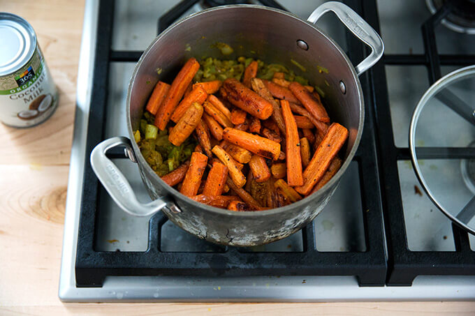 添加烤胡萝卜素食carrot-ginger汤咖喱和椰奶