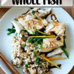 中国式整个Branzino姜、葱花、香菜和大豆。