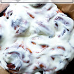 一夜之间与奶油干酪糖霜蛋糕肉桂卷