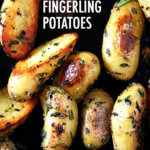 充满脆小鱼的铸铁煎锅土豆。