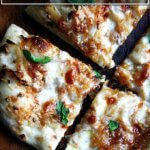 焦糖洋葱和burrata披萨切成季度。