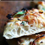 侧面图的焦糖洋葱和burrata披萨。