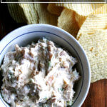 一碗真正的酸奶油和洋葱浸褶边芯片。