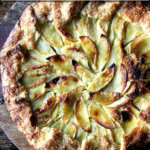 在一份董事会Apple-frangipane galette。