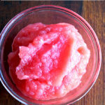 一碗自制苹果酱。