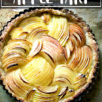 法国苹果馅饼在平底锅烤。